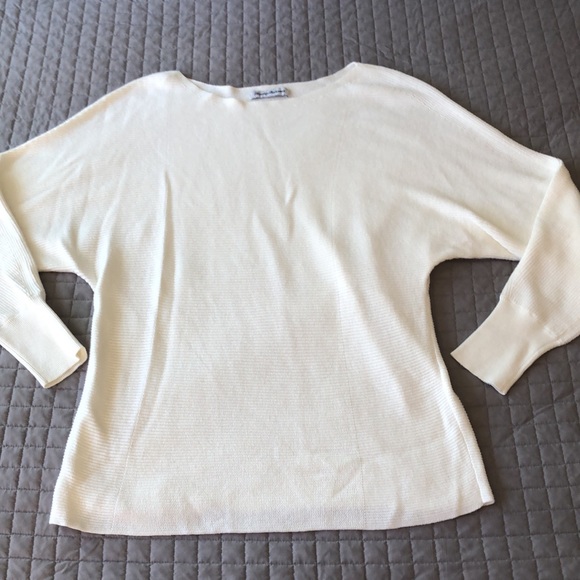 ❄️ Tommy Bahama Winter White Sweater - Picture 2 of 8